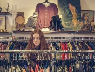 Seconde main : les vêtements d'occasion progressent de 5 % en France, friperies et marques en tête